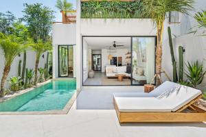 ein offenes Wohnzimmer mit Pool und Villa in der Unterkunft Modern Villa with Pool - Lago Villas in Bingin Beach + 4 Fotos
