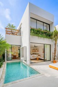 ein Haus mit einem Swimmingpool davor in der Unterkunft Modern Villa with Pool - Lago Villas in Bingin Beach