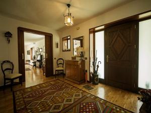 ein Wohnzimmer mit einer Tür, einem Tisch und Stühlen in der Unterkunft Splendid house next to the Baqueira Beret ski resort in Vielha e Mijaran