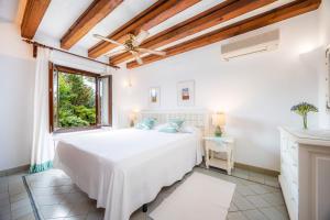 ポリェンサにあるVilla Reco Vertのベッドと窓のある白い寝室 +24枚の写真