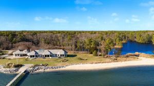 une vue aérienne d'une maison sur une île dans l'eau dans l'établissement Bay Estate Luxe Waterfront Home w Private Pier, Main and Guest House, Bay Views, à Ridge