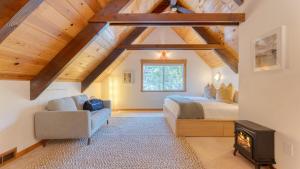 O zonă de relaxare la Peaceful Tahoe Retreat 5mins to Lake Cozy Modern Cabin