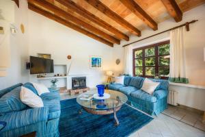 ポリェンサにあるVilla Reco Vertのリビングルーム(青いソファ、ガラスのテーブル付)