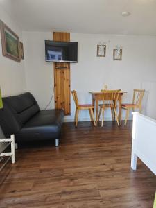a living room with a couch and a table at Idyllische kleine Ferienwohnung im Schwarzwald in Friedenweiler