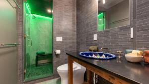 Un baño con lavabo, ducha e inodoro. en Modern Catskills Escape w Open Living Steam Shower Hot Tub w Mountain Views Minutes from Woodstock Trails Suncliff Vista, en Shokan 25 fotos más