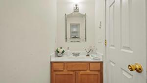 un baño con lavabo y espejo en Birch Hollow by AvantStay Cozy Poconos Home w Fireplace, Soaking Tub & Kids Play Area, en Long Pond 34 fotos más