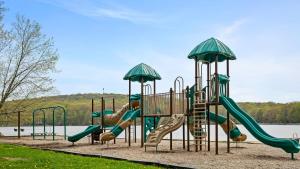 einen Spielplatz mit Rutsche und Rutsche in der Unterkunft Atlas Point Lodge Sauna Fireplaces Kayaks Lakes Pet-Friendly Yard in Pocono Lake