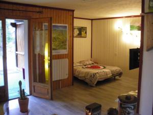 En eller flere senge i et værelse på Le Nid Du Caveau