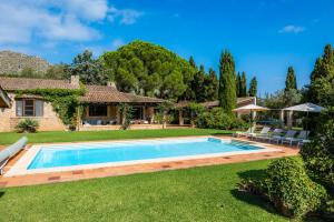 ポリェンサにあるVilla Reco Vertの家の庭にあるプール