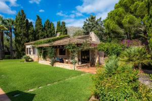 ポリェンサにあるVilla Reco Vertの庭のある家