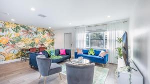 Khu vực ghế ngồi tại Pool Hot Tub Putting Green near Deerfield Beach Oasis on Fourth by AvantStay