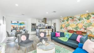 Nhà bếp/bếp nhỏ tại Pool Hot Tub Putting Green near Deerfield Beach Oasis on Fourth by AvantStay