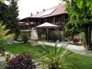 a house with a garden in front of it at Pension Sonja Müller in Nohra
