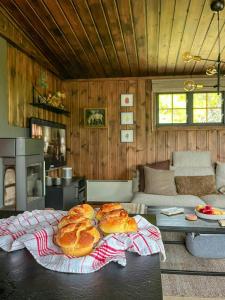 Una sala de estar con una mesa con pan encima. en Modern Mountain Cabin With Views Over Slokovannet, en Haglebu