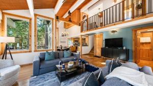 Posezení v ubytování Year-Round Tahoe Escape with Hot Tub Outdoor Dining Timberline Haven by AvantStay
