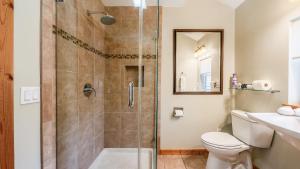 Koupelna v ubytování Year-Round Tahoe Escape with Hot Tub Outdoor Dining Timberline Haven by AvantStay + 41 fotografií