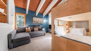 Posezení v ubytování Year-Round Tahoe Escape with Hot Tub Outdoor Dining Timberline Haven by AvantStay