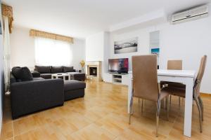 サロウにあるCasa PASION Only Familiesのリビングルーム(テーブル、ソファ付)、リビングルーム