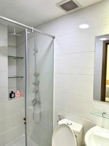 胡志明市KAT SaiGon的带淋浴、马桶和水槽的浴室 更多15张照片