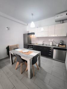 a kitchen with a table and chairs in a kitchen at Golf Villa 18 Los Abrigos in Los Abrigos