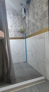 doccia con tubo blu in bagno di บ่อดินอินไซด์เอาท์BhorDin InSideOut 