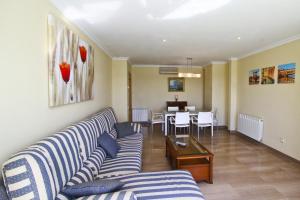 una sala de estar con un sofá y una mesa en Apartamento PORTMARINA, en Cambrils