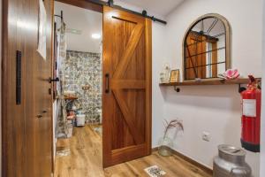 een kamer met een houten deur en een plank bij La Casita Del Cestero in Adelantado +16 foto's