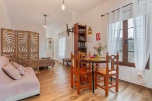 een keuken en woonkamer met een tafel en stoelen bij La Casita Del Cestero in Adelantado