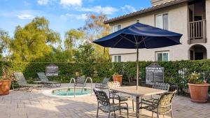 Piscina de la sau aproape de Coastal Retreat w Pool Spa BBQ Near Beaches Golf Courses Ritz Pointe Condo by AvantStay