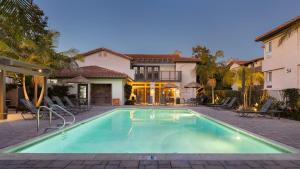 una piscina davanti a una casa di Coastal Retreat w Pool Spa BBQ Near Beaches Golf Courses Ritz Pointe Condo by AvantStay a Dana Point
