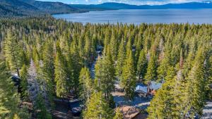 Imagen de la galería de Tahoe Timber by AvantStay Beach Lake Access, en Homewood