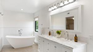 Un baño blanco con una bañera grande y un lavabo. en Edendale by AvantStay Urban Hilltop Oasis w Amazing Views in 3 of Los Feliz, en Los Ángeles 114 fotos más
