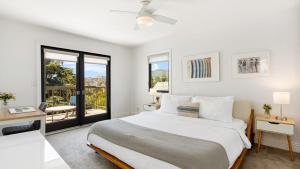 Un dormitorio blanco con una cama y un balcón. en Edendale by AvantStay Urban Hilltop Oasis w Amazing Views in 3 of Los Feliz, en Los Ángeles