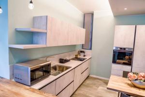a kitchen with a sink and a microwave at ViKo35Como in Como
