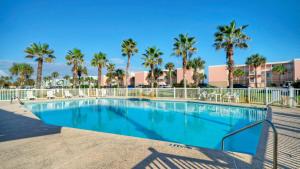 Πισίνα στο ή κοντά στο Beachfront Retreat w 2 Pools Tennis Boardwalk Pura Vida by AvantStay