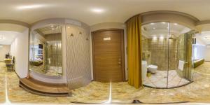 Un baño grande con dos espejos y un inodoro. en HIDDEN BANK: Golden, en Plovdiv