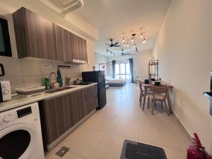 Kuchyň nebo kuchyňský kout v ubytování Near MMU UOC Couple 2pax Studio Modern Home