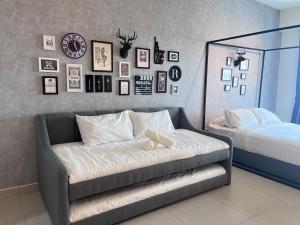 Postel nebo postele na pokoji v ubytování Near MMU UOC Couple 2pax Studio Modern Home + 16 fotografií