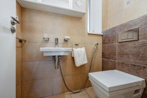 ein Badezimmer mit Waschbecken und Toilette in der Unterkunft Hotel ANTARES in Bratislava + 69 Fotos