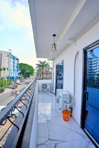 Ban công/sân hiên tại Comfy Home Apart - Appartement T2 meublé Haut Standing Bonapriso, Douala +11 ảnh