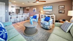 Χώρος καθιστικού στο 2BR Condo w Gulf Views 2 Pools Courts Blue Water Bliss by AvantStay