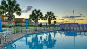 Πισίνα στο ή κοντά στο 2BR Condo w Gulf Views 2 Pools Courts Blue Water Bliss by AvantStay