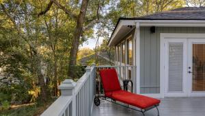 Μπαλκόνι ή βεράντα στο Conch Cottage by AvantStay Walk to Beach Deck Fireplace Outdoor Dining