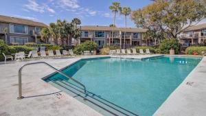 アイル・オブ・パームズにある36 Lagoon Villa by AvantStay Fishing Dock Viewsのスイミングプール(椅子付)、