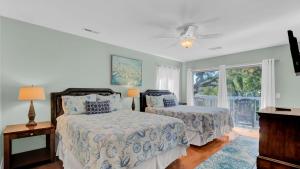 アイル・オブ・パームズにある36 Lagoon Villa by AvantStay Fishing Dock Viewsのベッド2台と窓のある寝室