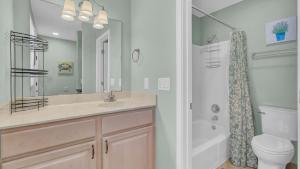 アイル・オブ・パームズにある36 Lagoon Villa by AvantStay Fishing Dock Viewsの洗面台、トイレ、シャワー付きのバスルーム +31枚の写真