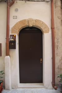 ターラントにあるCasa Vacanze Stella Marisの建物側の黒い扉
