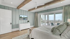 une chambre avec un lit et une grande fenêtre dans l'établissement 3108 Palm by AvantStay Oceanfront Private Pool Incredible Views, à Isle of Palms 92 autres photos