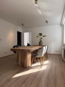Galería fotográfica de NOOQA - Comfort Riverside Home -160 qm, 2 Floors en Colonia
