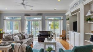 un salon avec un canapé et une télévision dans l'établissement Crabline Getaway by AvantStay Private Pool Hot Tub Easy Beach Access, à Île de Hilton-Head